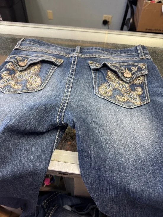 Wrangler Rock 47 Faded Blue Denim Jeans with Contrast Stitching - Picture 3 of 5